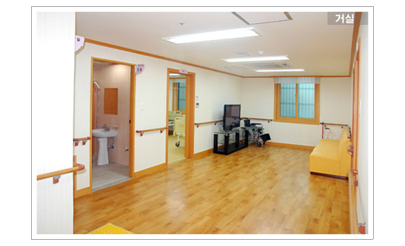 ���κ����