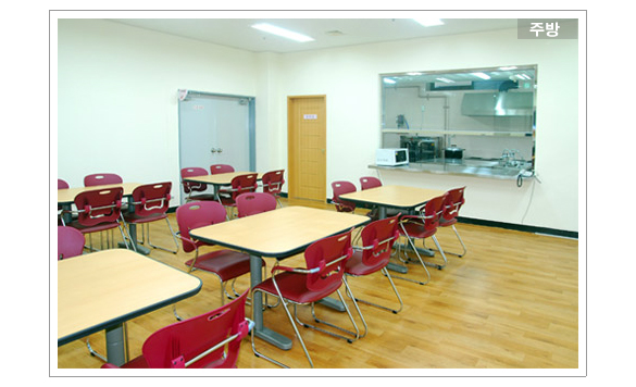 ���κ����