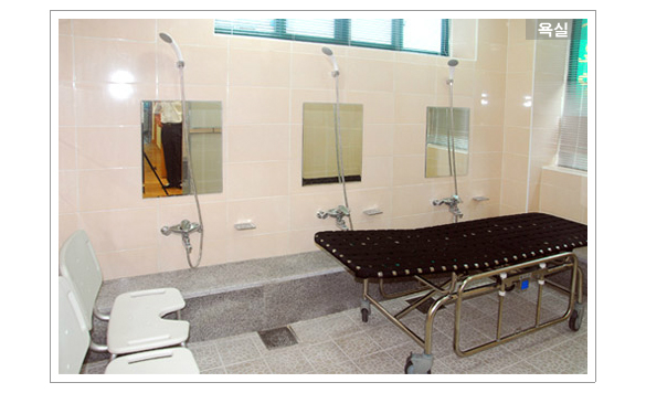 ���κ����